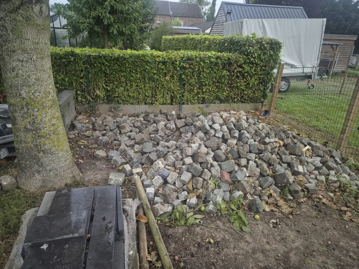 Hoop kasseien klaar om afgevoerd te worden, JG Services Limburg