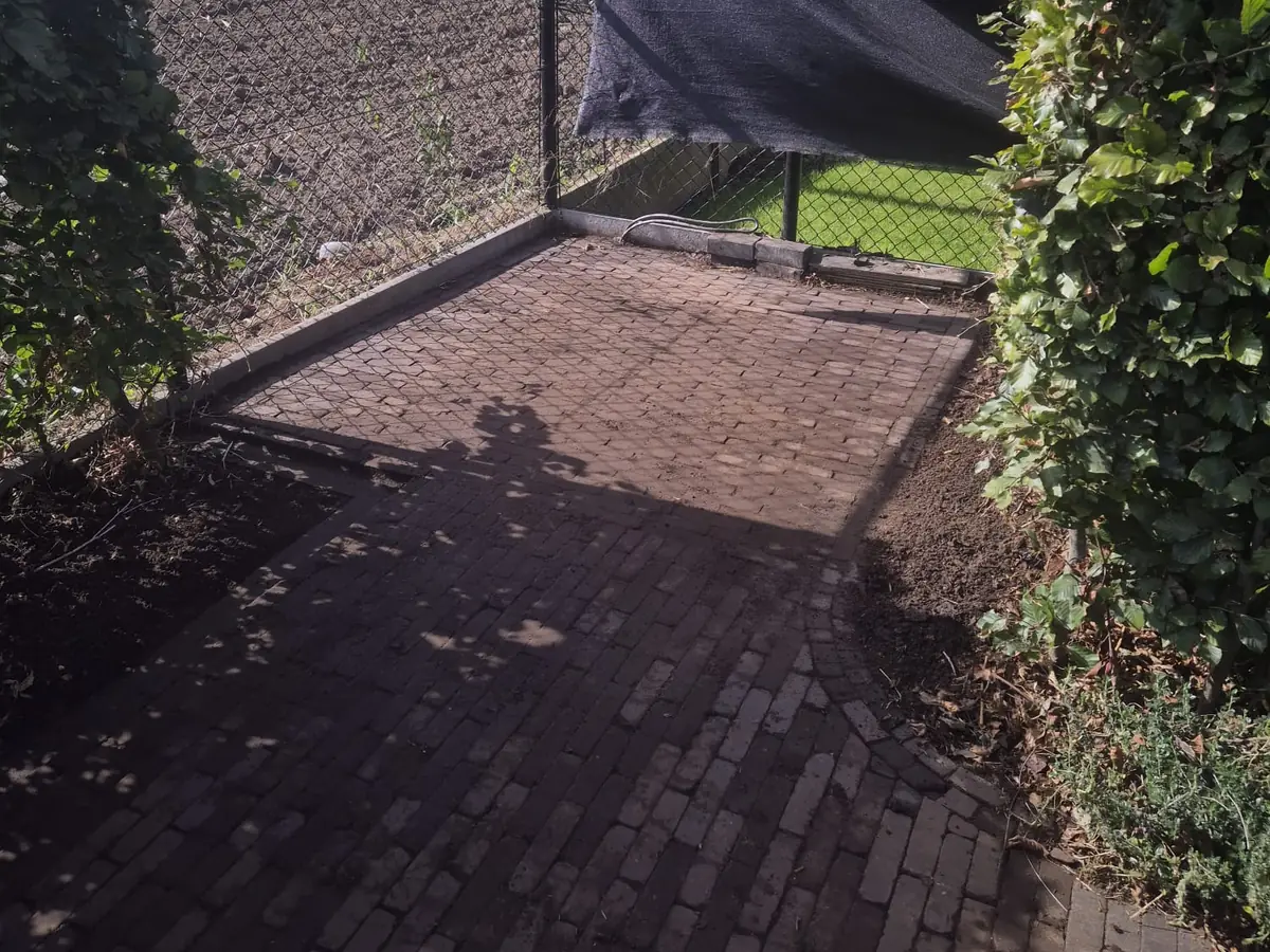 Bezemschoon opgeleverd terras in klinkers na de opruiming